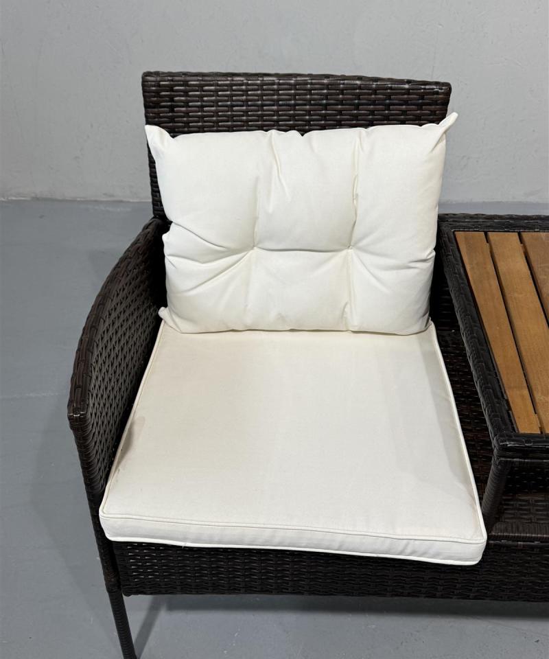 Polyrottinki kaksipaikkainen puutarhapenkki pöydällä