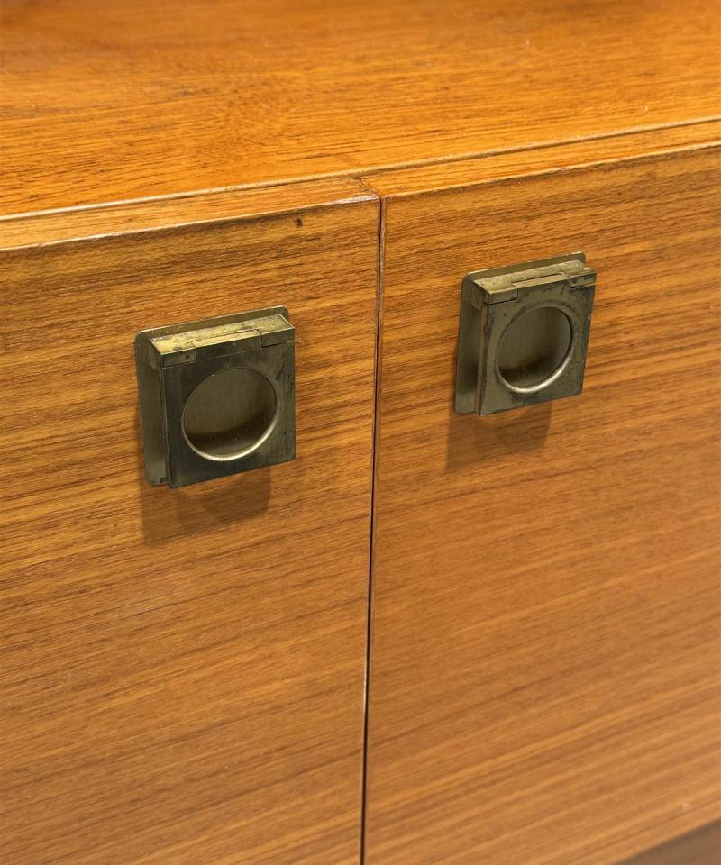 Vintage teak hyllykkö lasitaso ja alakaappi