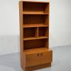 Vintage teak hyllykkö lasitaso ja alakaappi