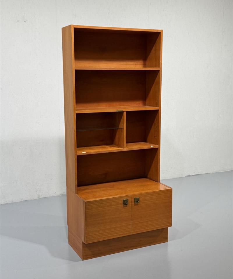 Vintage teak hyllykkö lasitaso ja alakaappi