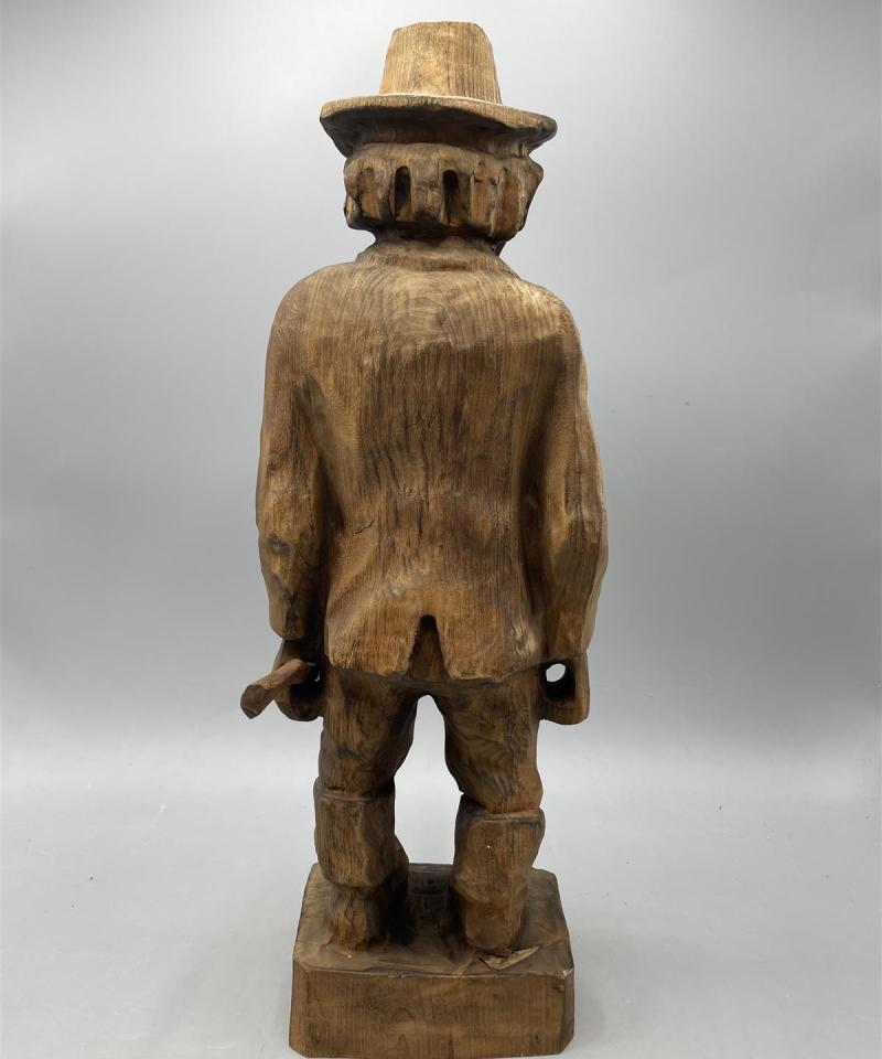 Georg Öhman Puinen ”Kirvesmies” veistos patsas