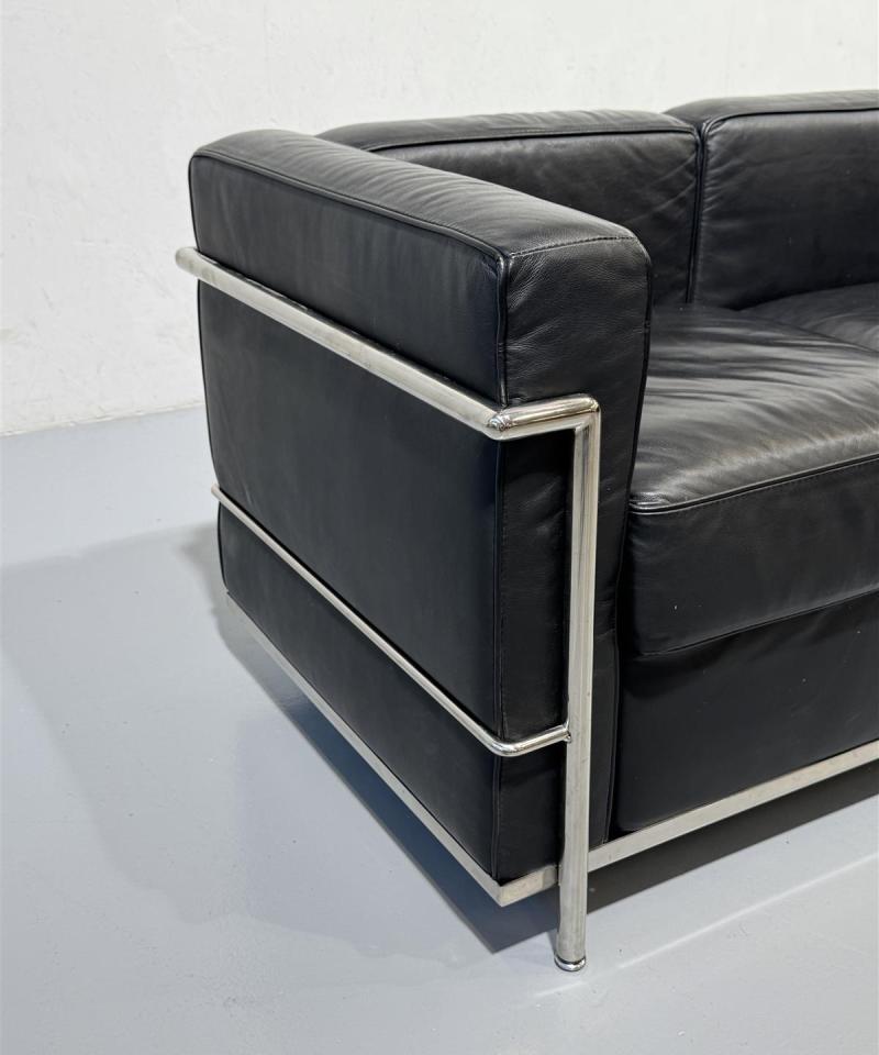 Nahkasohva 3 istuttava replica Le Corbusier