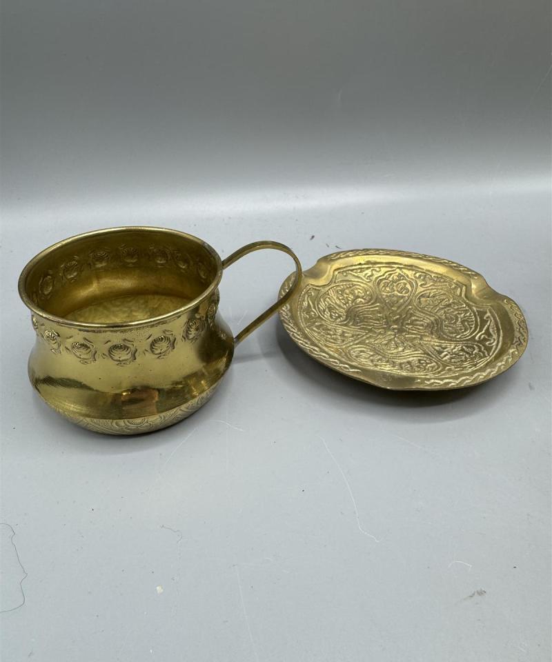 Vintage messinkinen teekannu, kupit ja esineitä