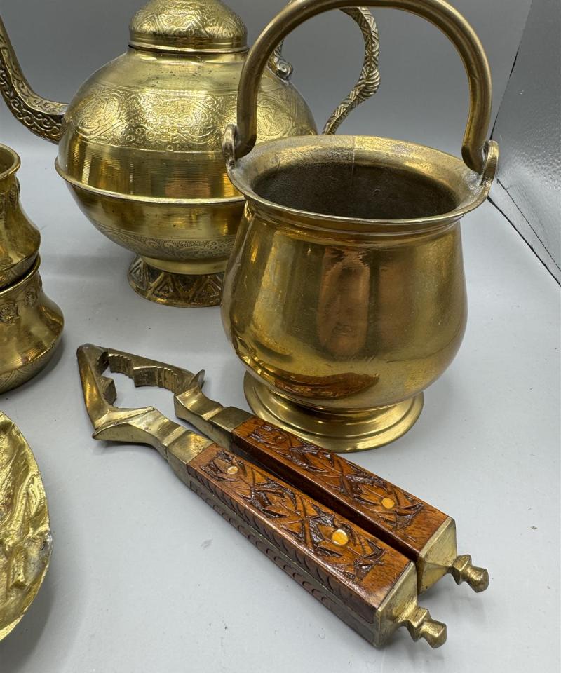 Vintage messinkinen teekannu, kupit ja esineitä