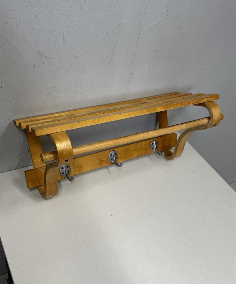 Vintage puunaulakko hattuhyllyllä