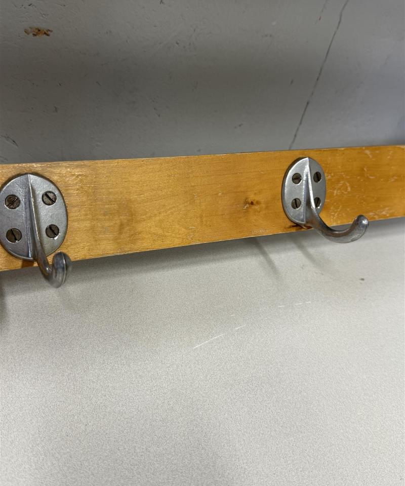 Vintage puunaulakko hattuhyllyllä