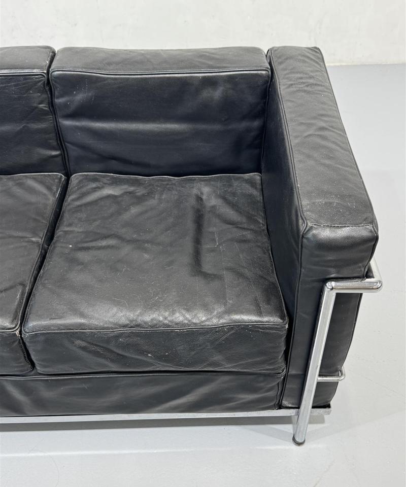 Nahkasohva replica Le Corbusier