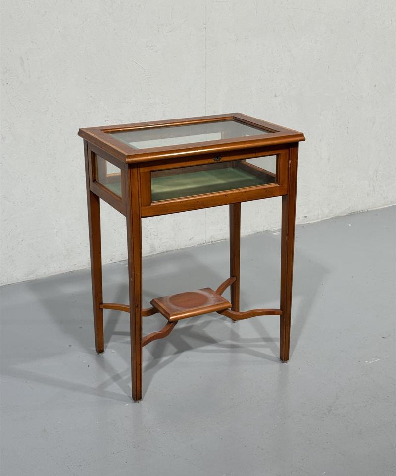 Vintage vitriinipöytä puu