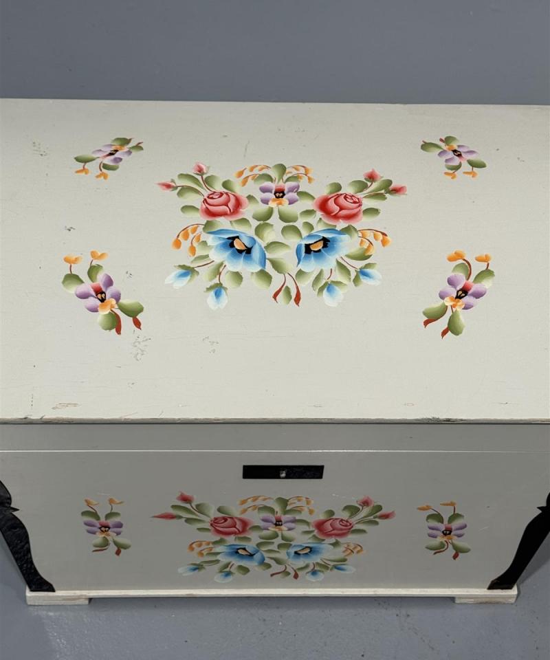 Kukkakuvioitu puinen arkku