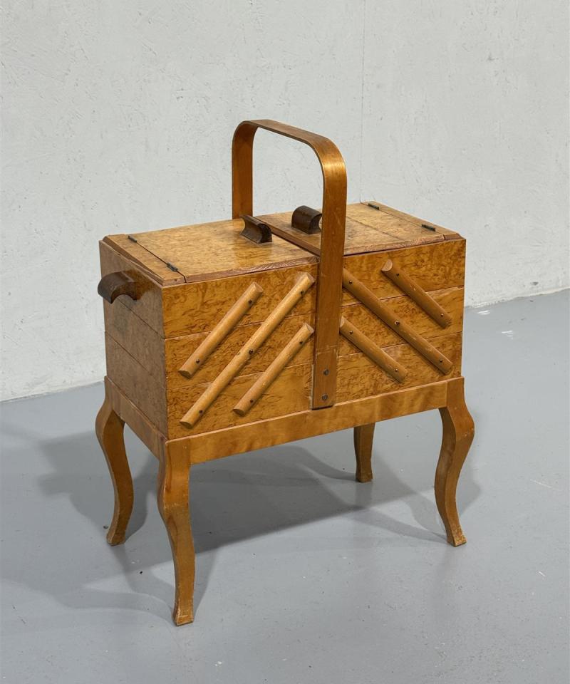 Vintage ompelutarvikelaatikko visakoivu