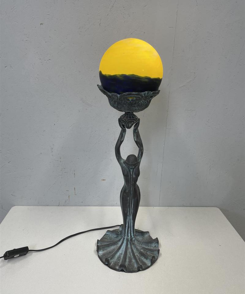 Vintage Art Nouveau pöytävalaisin naisfiguuri