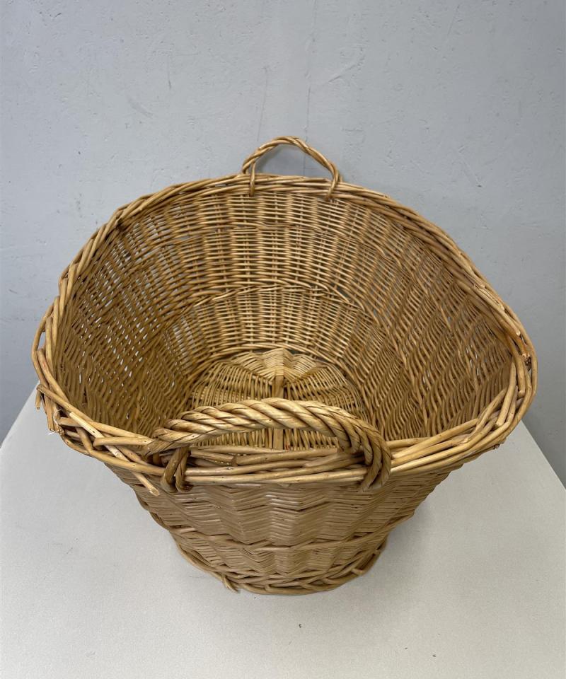 Iso rottinkikori kantokahvoilla