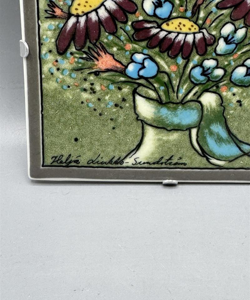 Arabia koristelaatta ”iloisesti”, Heljä Liukko-Sundström