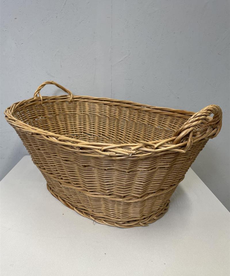 Iso rottinkikori kantokahvoilla