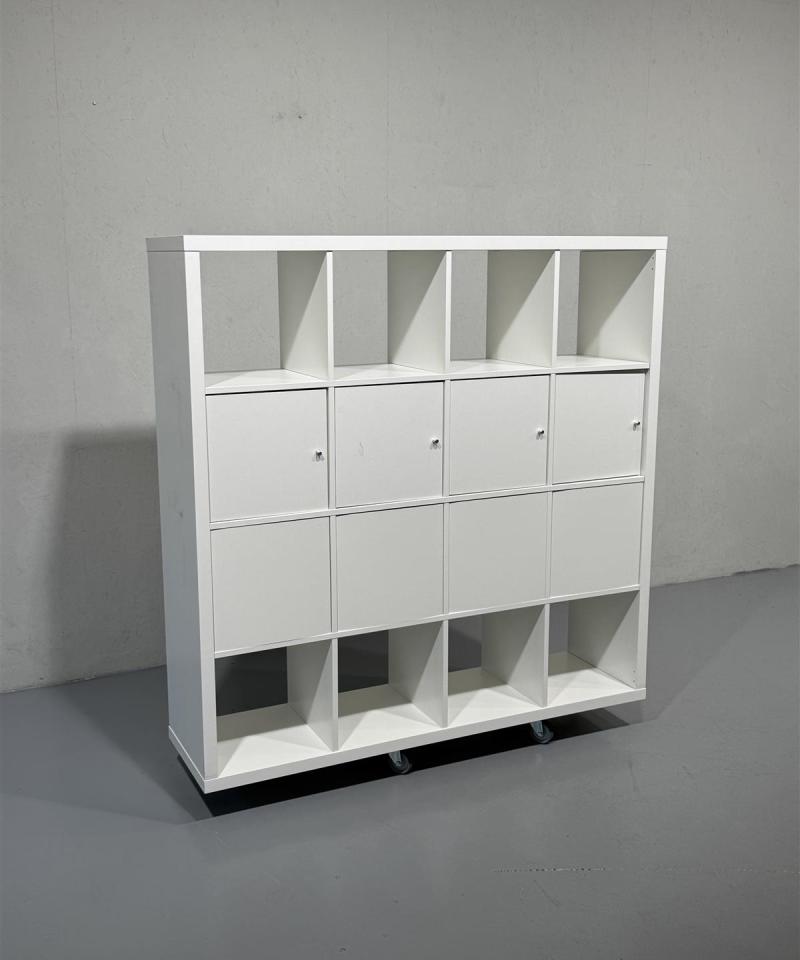 Ikea Kallax 2-puolinen hyllykkö kaapeilla