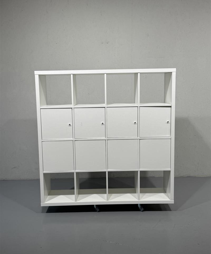 Ikea Kallax hyllykkö 4x4 kaapeilla