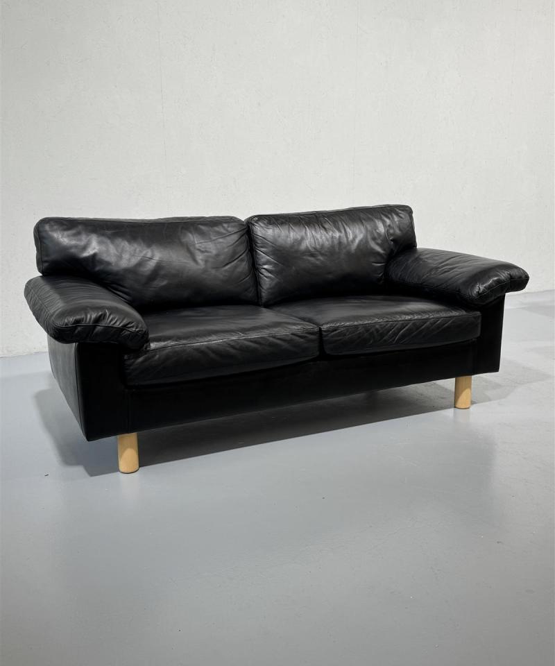 Nahkasohva 2 istuttava musta