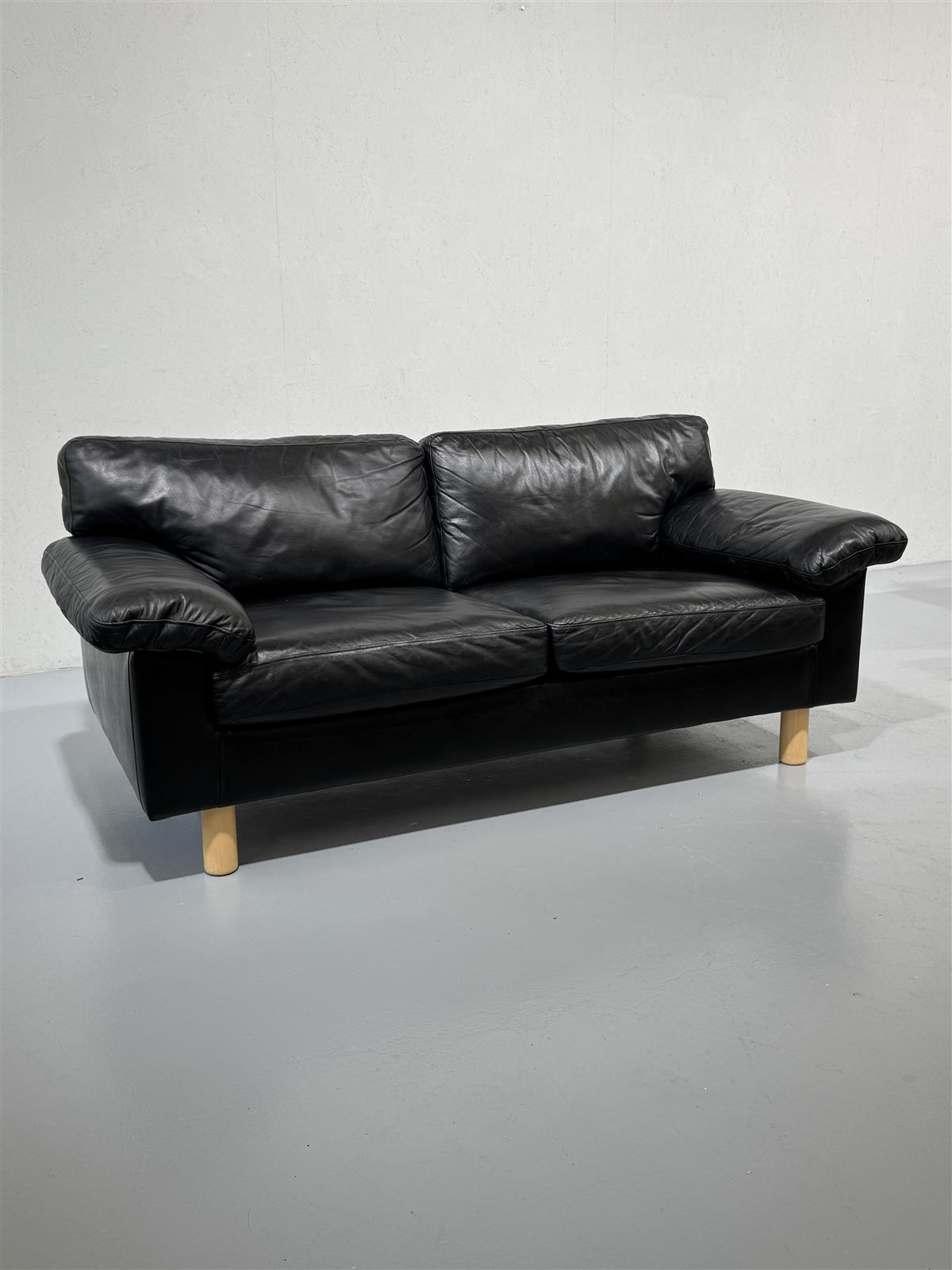 Nahkasohva 2 istuttava musta