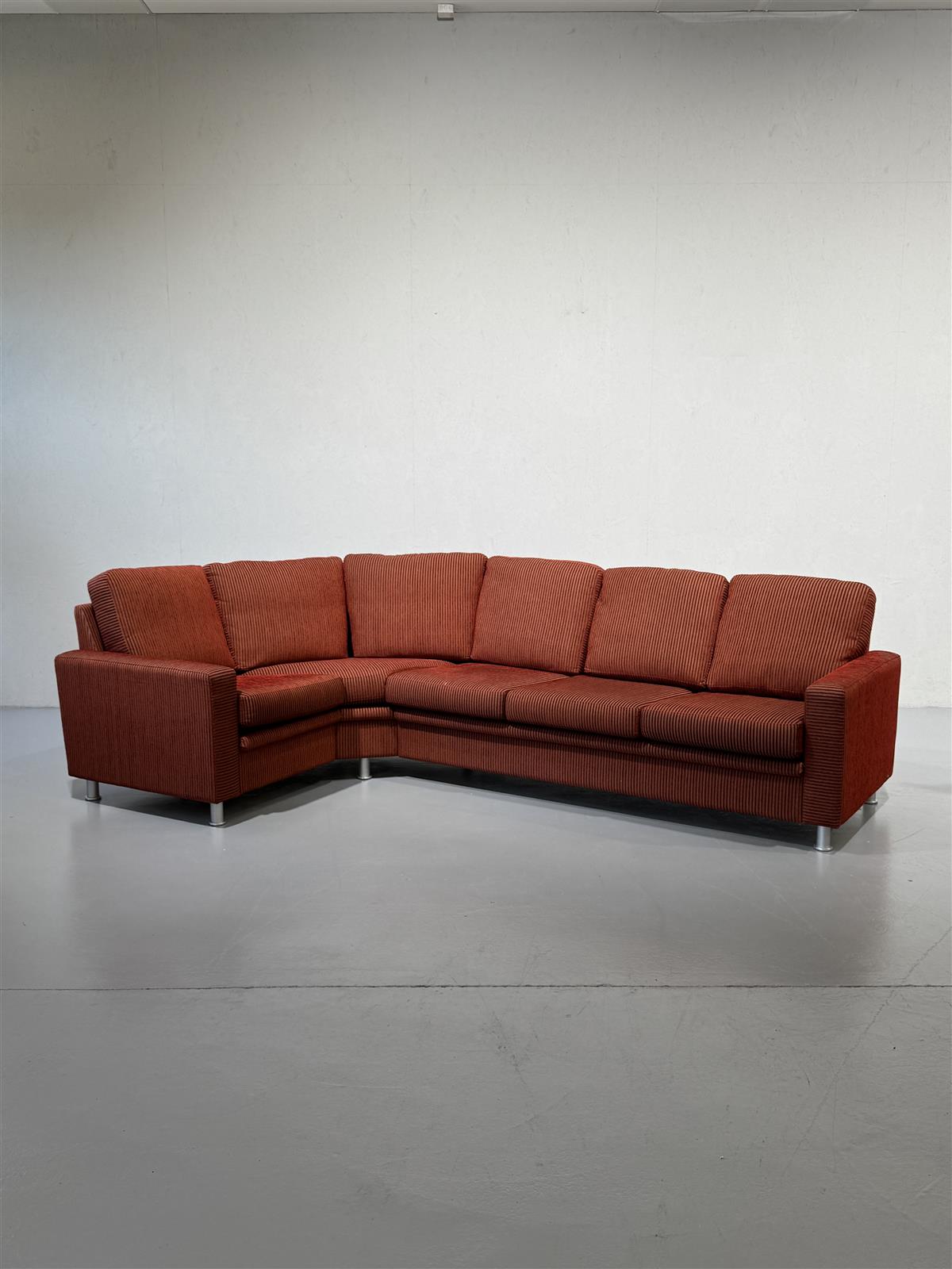 Laulumaa kulmasohva punainen