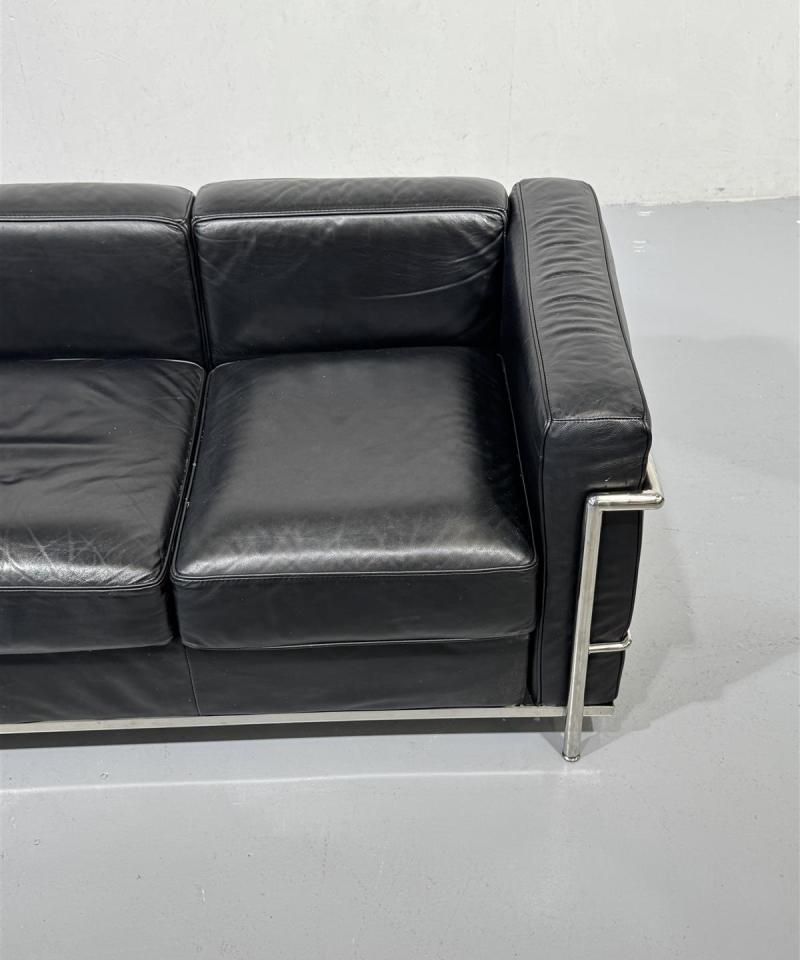 Nahkasohva 3 istuttava replica Le Corbusier