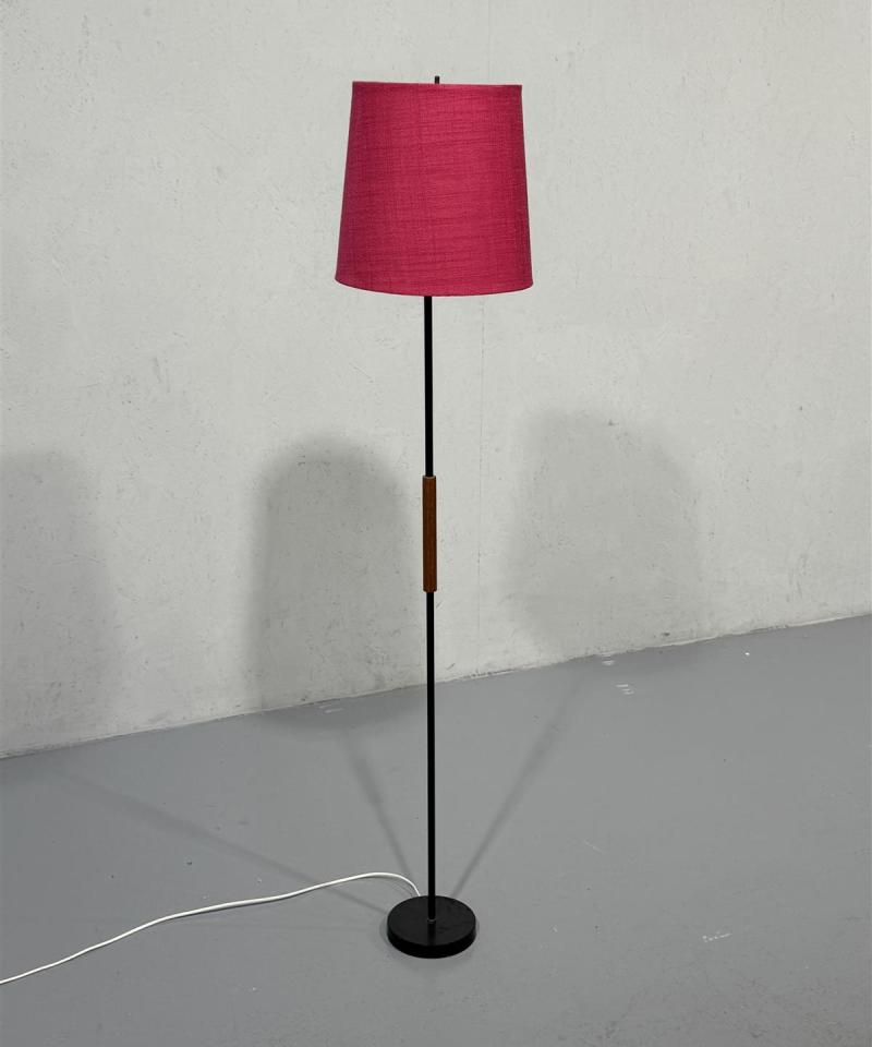 Helsingin Valaisin jalkalamppu korjattavaksi