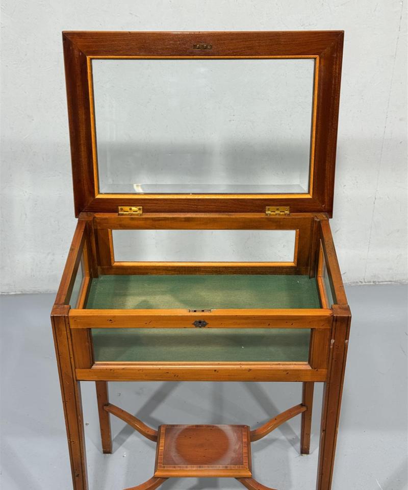 Vintage vitriinipöytä puu