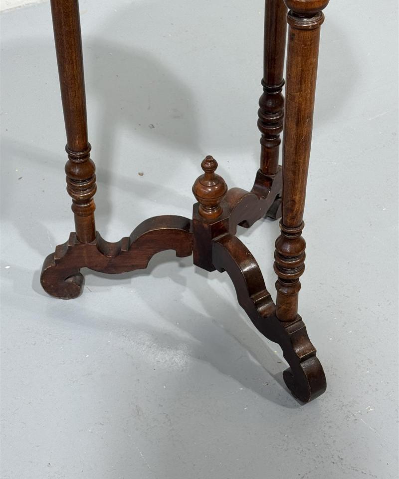 Antiikkinen sivupöytä 45cm