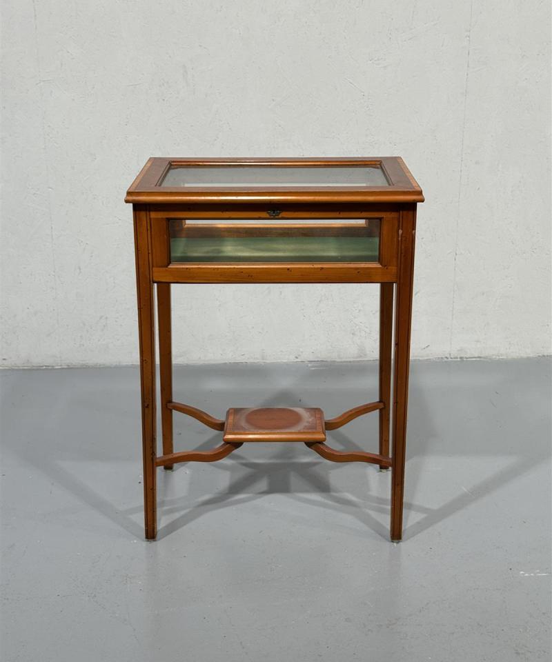 Vintage vitriinipöytä puu