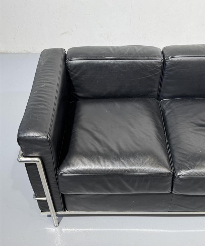 Nahkasohva 3 istuttava replica Le Corbusier