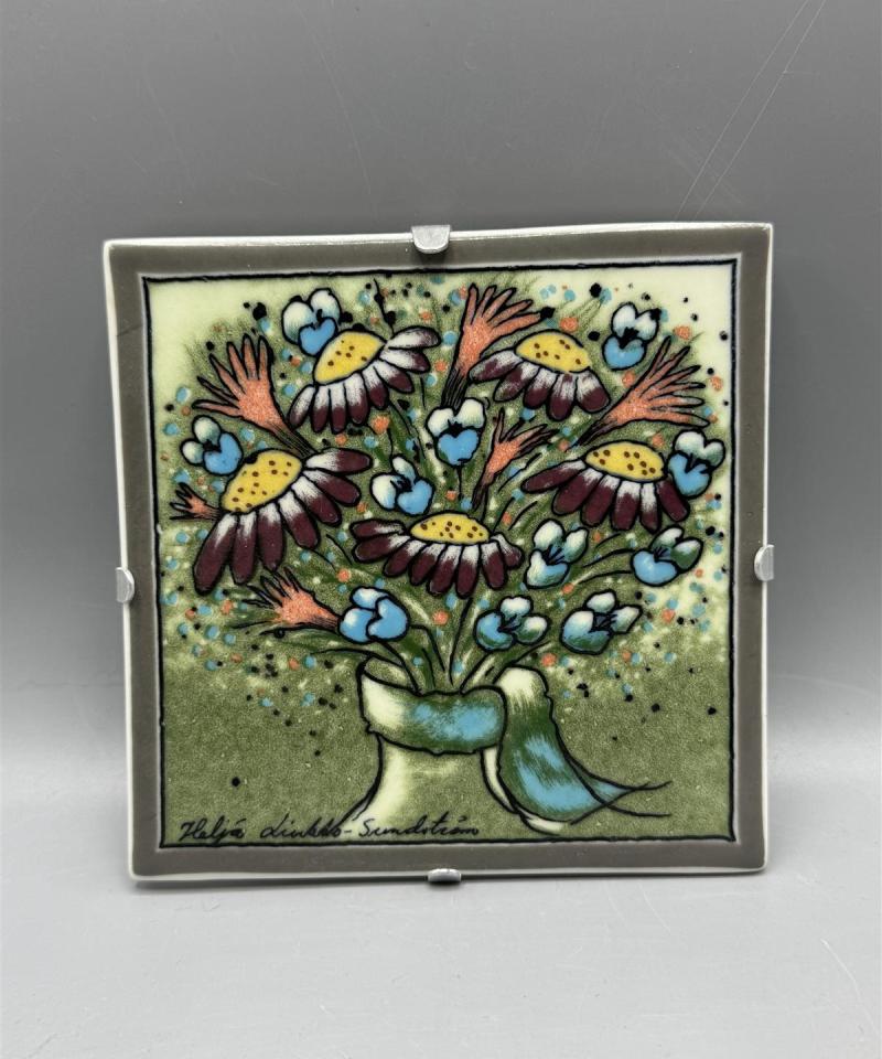 Arabia koristelaatta ”iloisesti”, Heljä Liukko-Sundström