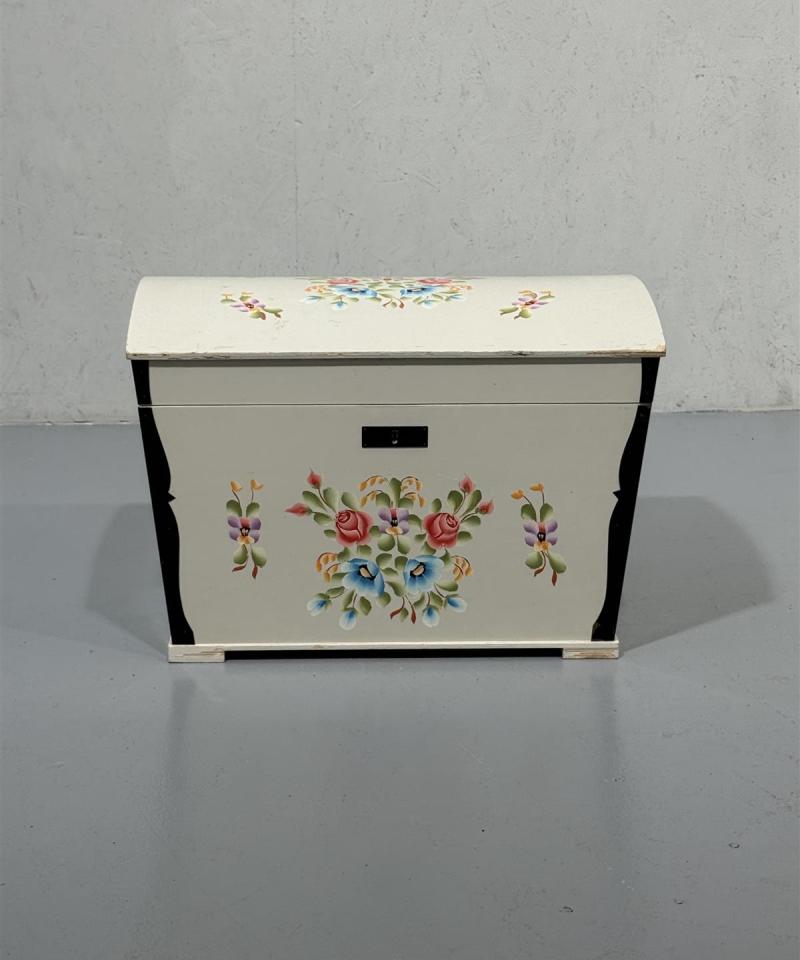 Kukkakuvioitu puinen arkku