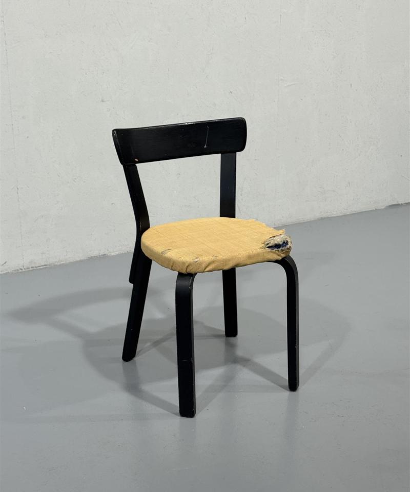 Alvar Aalto 69 tuoli musta entisöitäväksi
