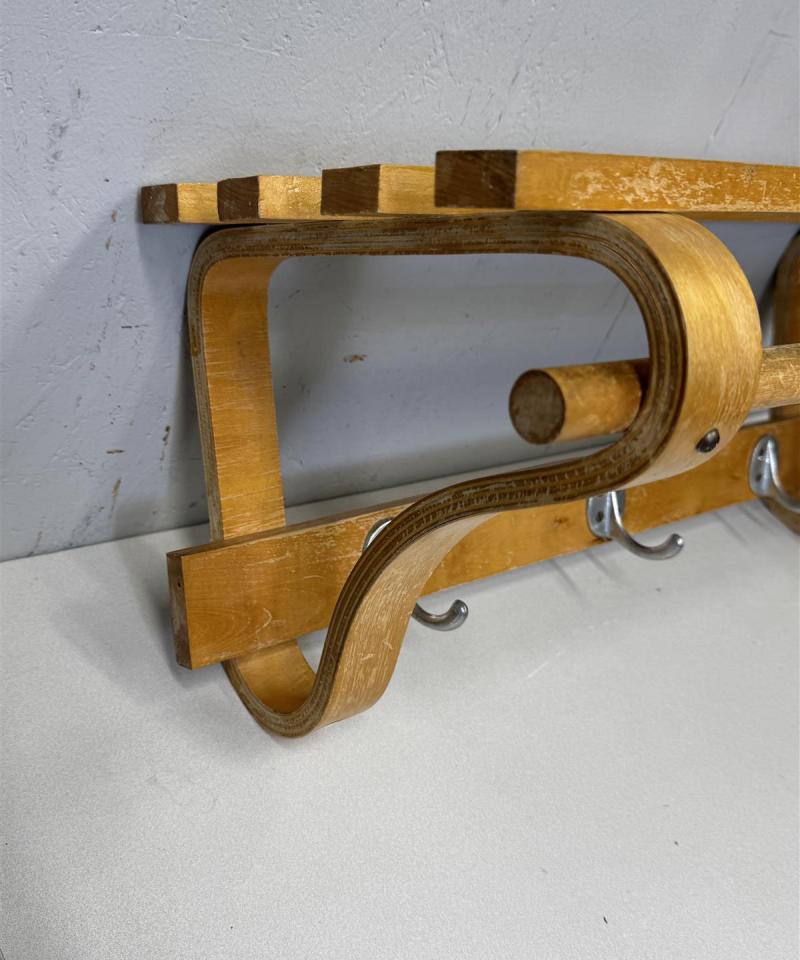 Vintage puunaulakko hattuhyllyllä