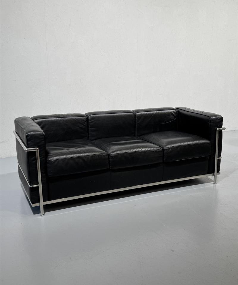 Nahkasohva 3 istuttava replica Le Corbusier