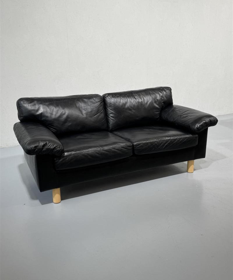 Nahkasohva 2 istuttava musta