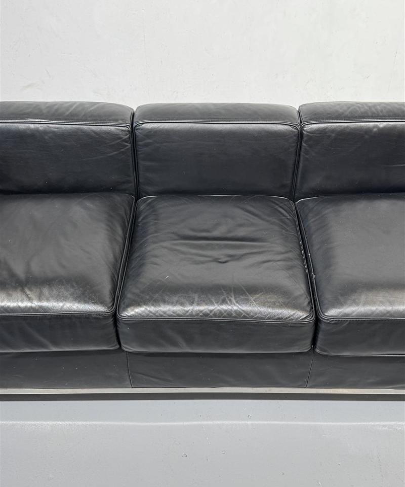 Nahkasohva 3 istuttava replica Le Corbusier