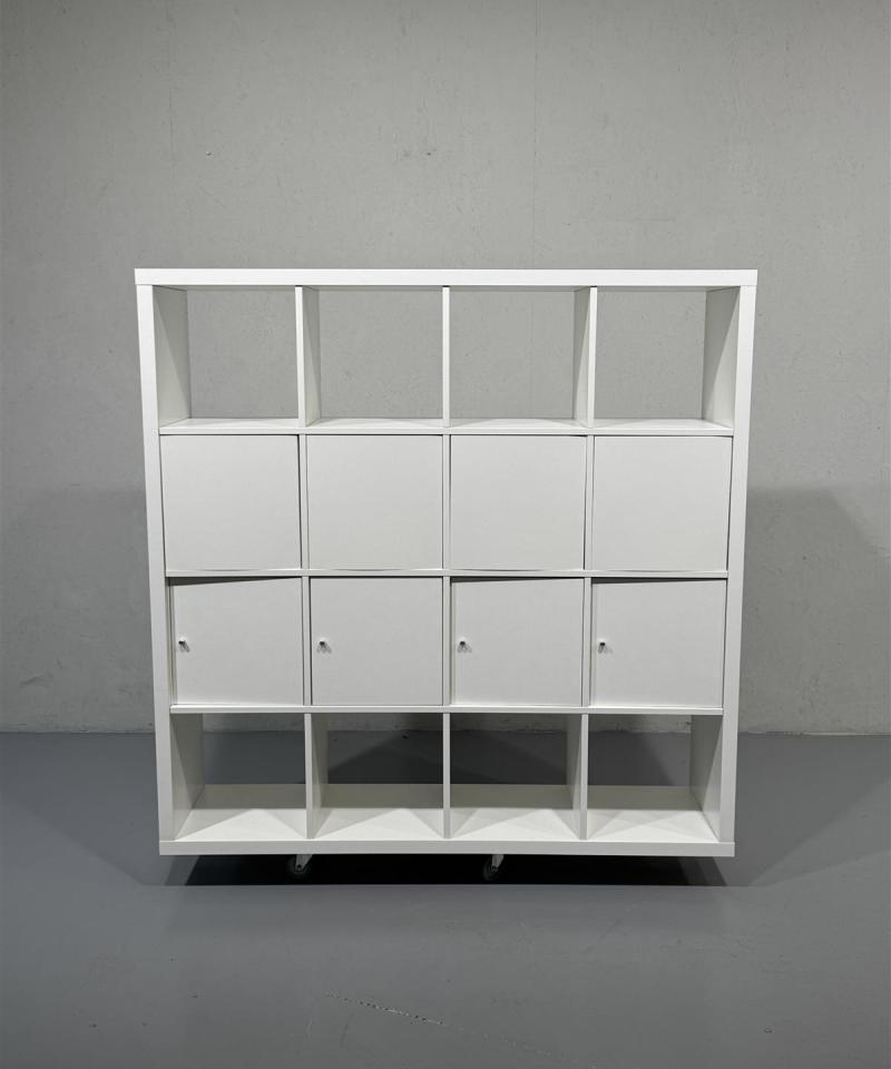 Ikea Kallax 2-puolinen hyllykkö kaapeilla