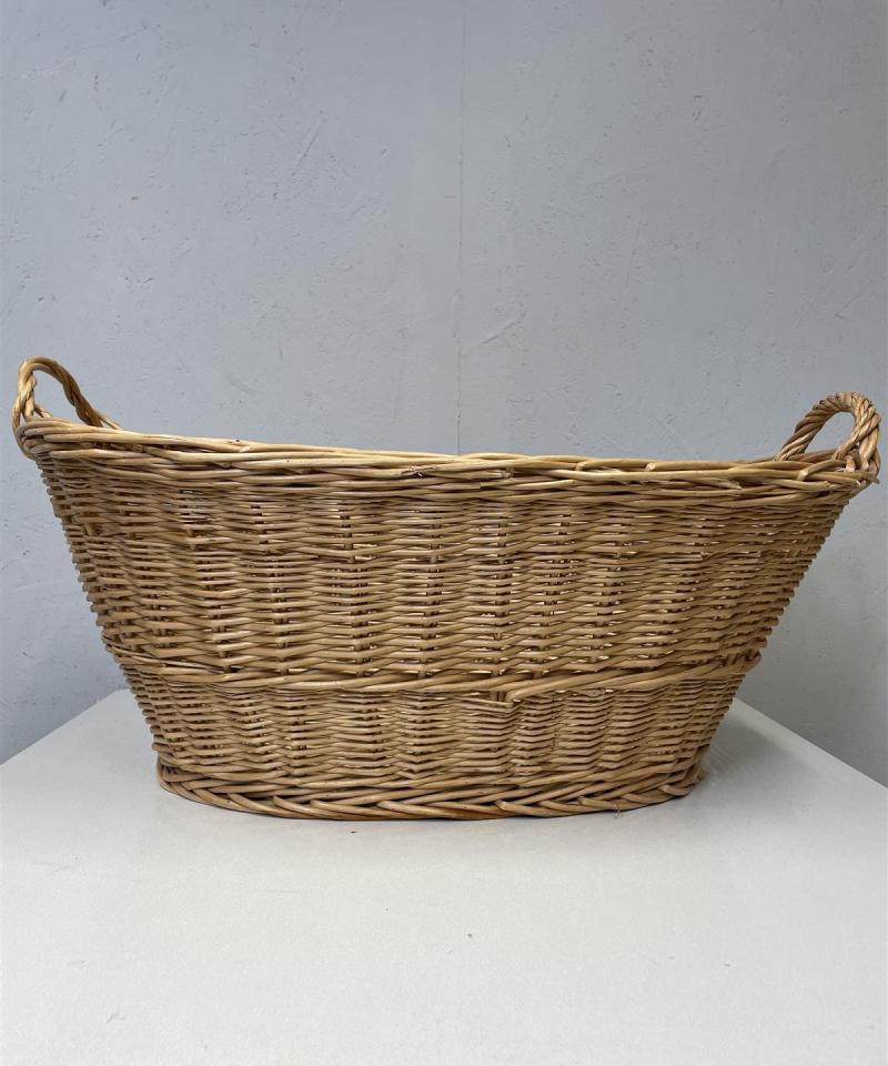 Iso rottinkikori kantokahvoilla