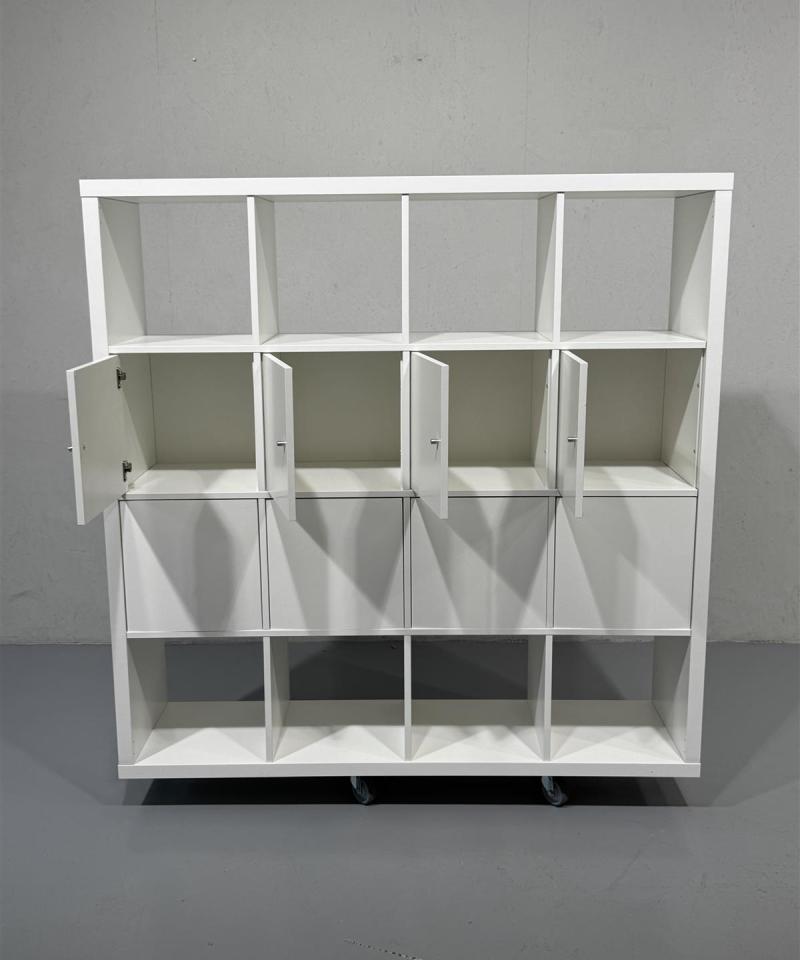 Ikea Kallax 2-puolinen hyllykkö kaapeilla