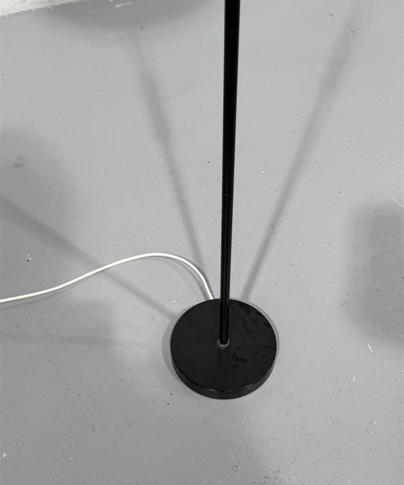 Helsingin Valaisin jalkalamppu korjattavaksi