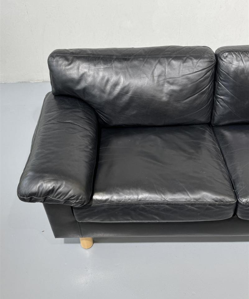 Nahkasohva 2 istuttava musta