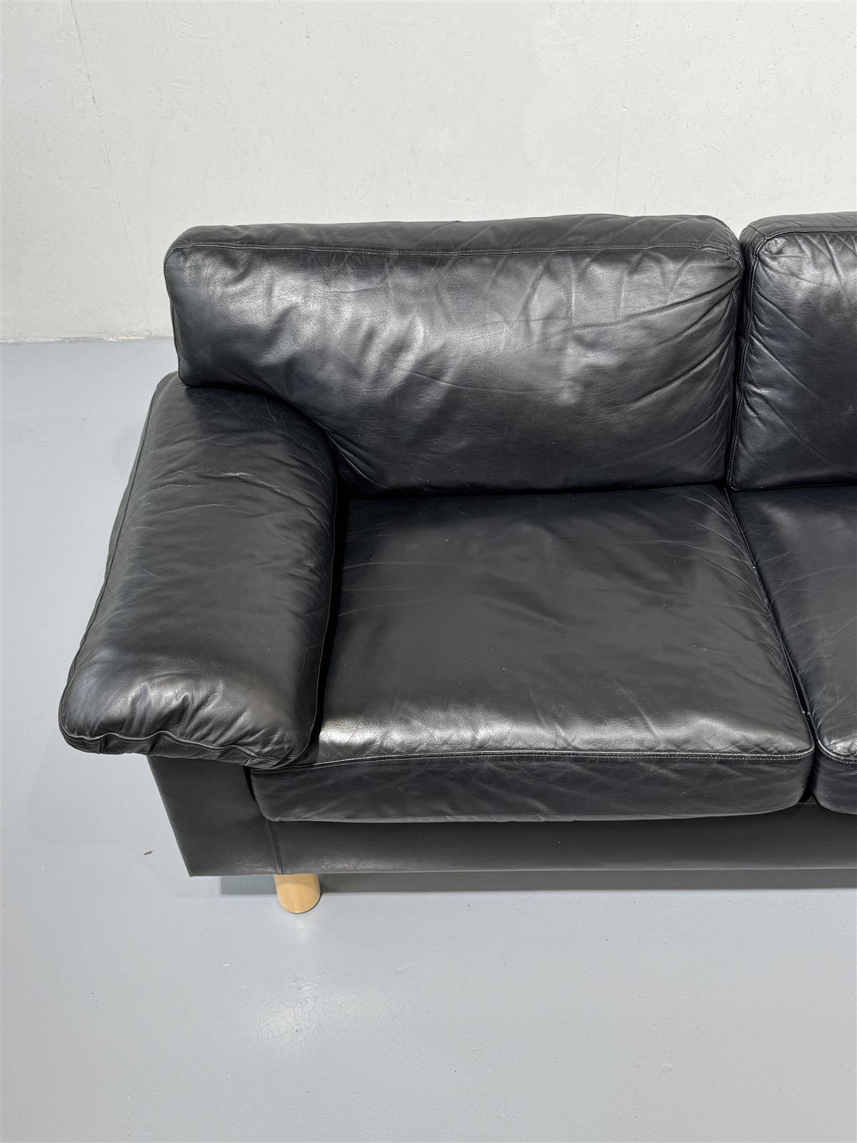 Nahkasohva 2 istuttava musta