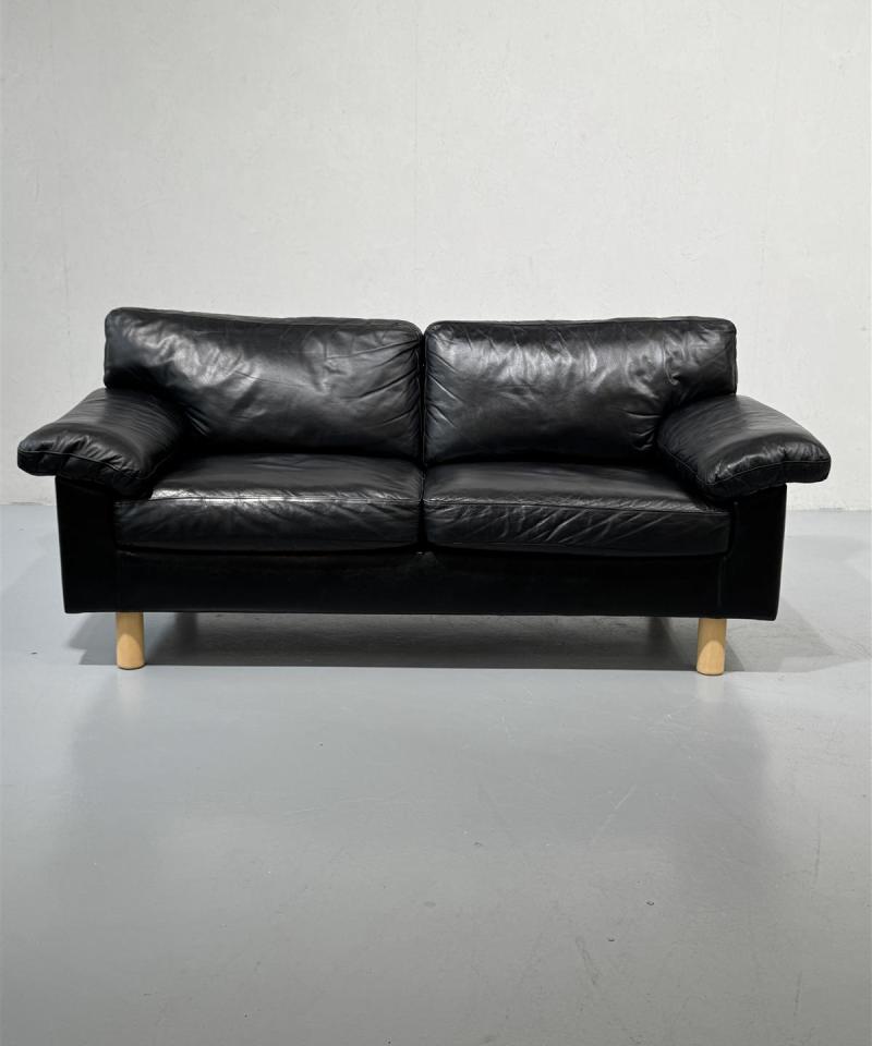 Nahkasohva 2 istuttava musta