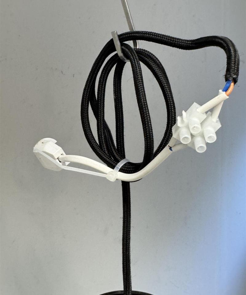 Riippuvalaisin, musta