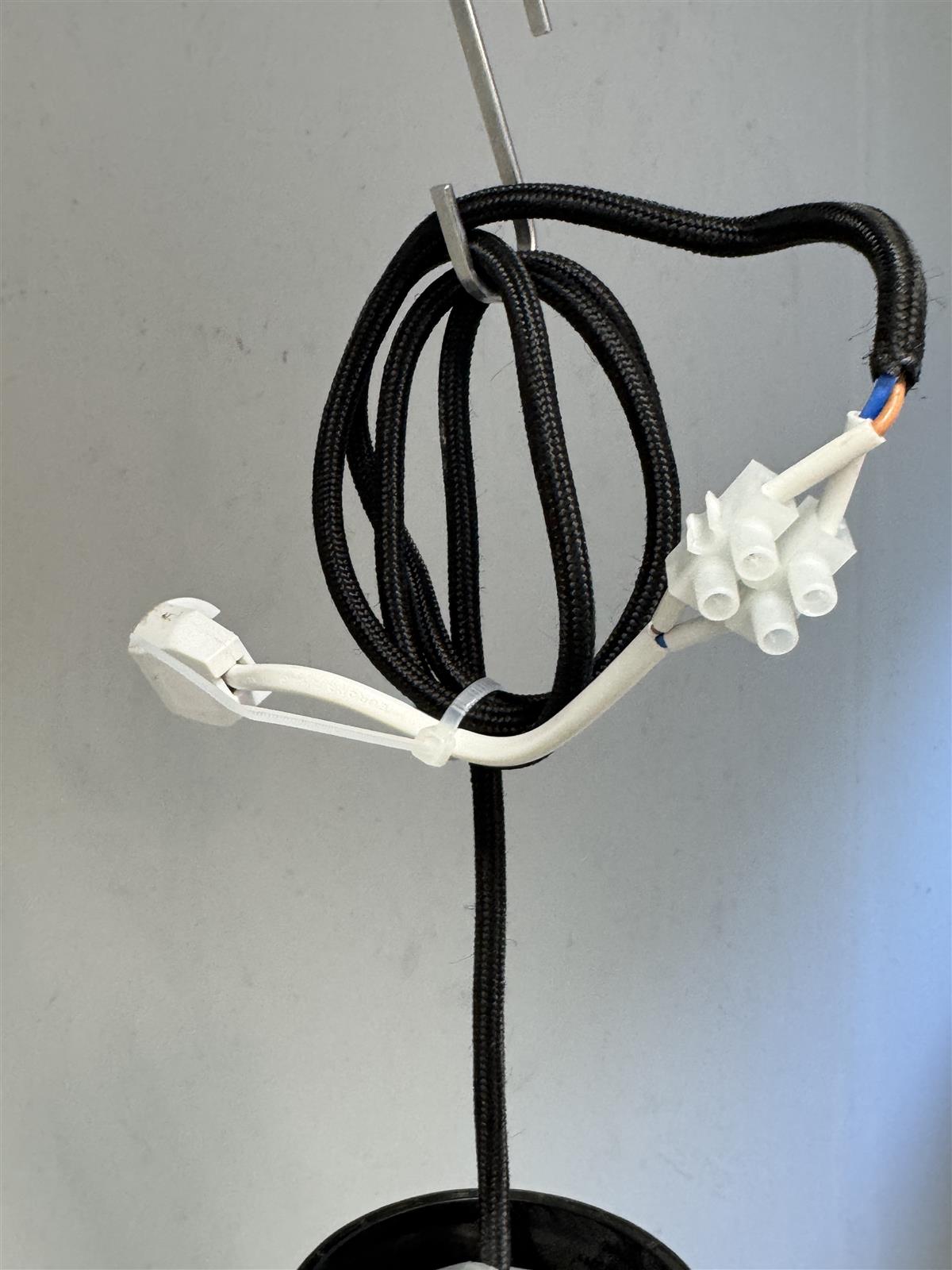 Riippuvalaisin, musta