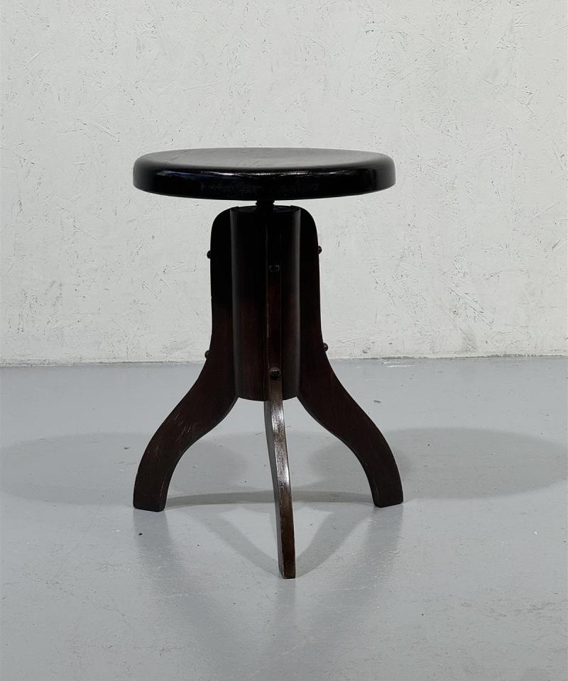 Vintage pianotuoli kierteellä