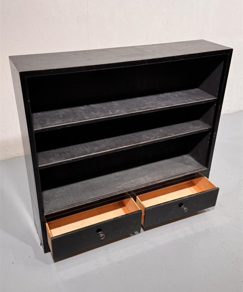 Vintage kirjahylly lipastoilla musta