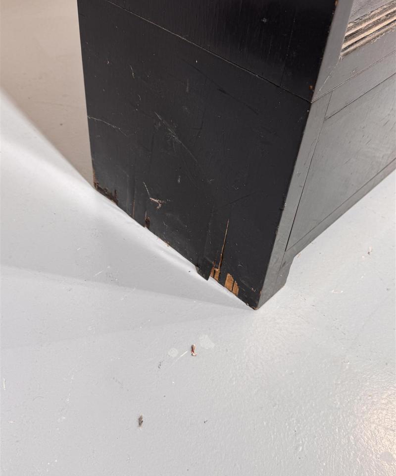 Vintage kirjahylly lipastoilla musta