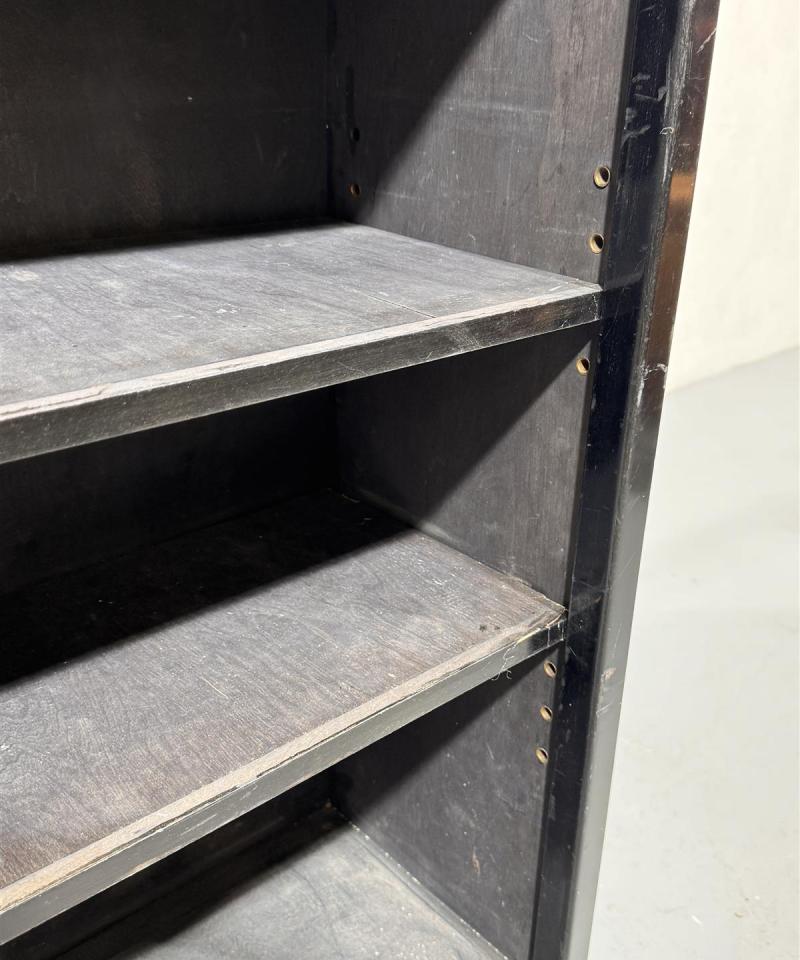 Vintage kirjahylly lipastoilla musta