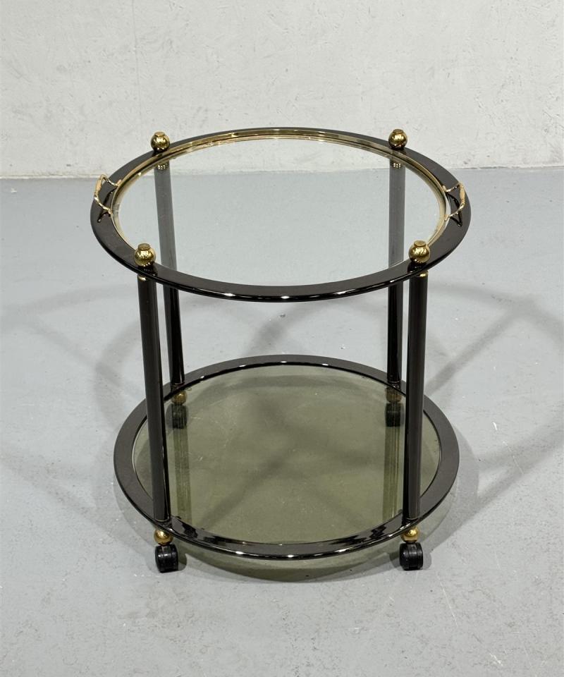 Retro tarjoiluvaunu tarjottimella